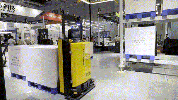 電動(dòng)堆高叉車AMR舉升上下架.gif
